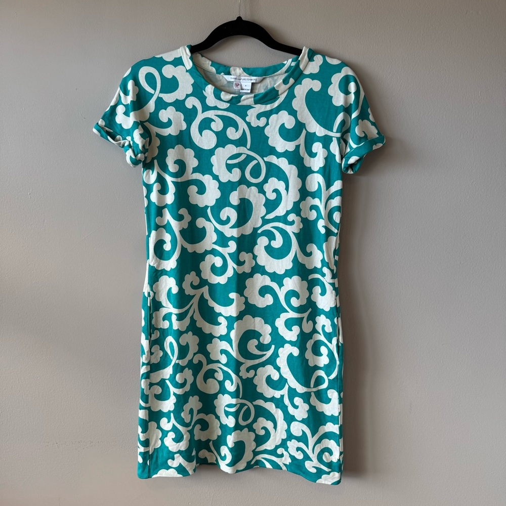 Diane Von Furstenberg 100% Silk Green and White Floral Short Sleeve Dress Size 4